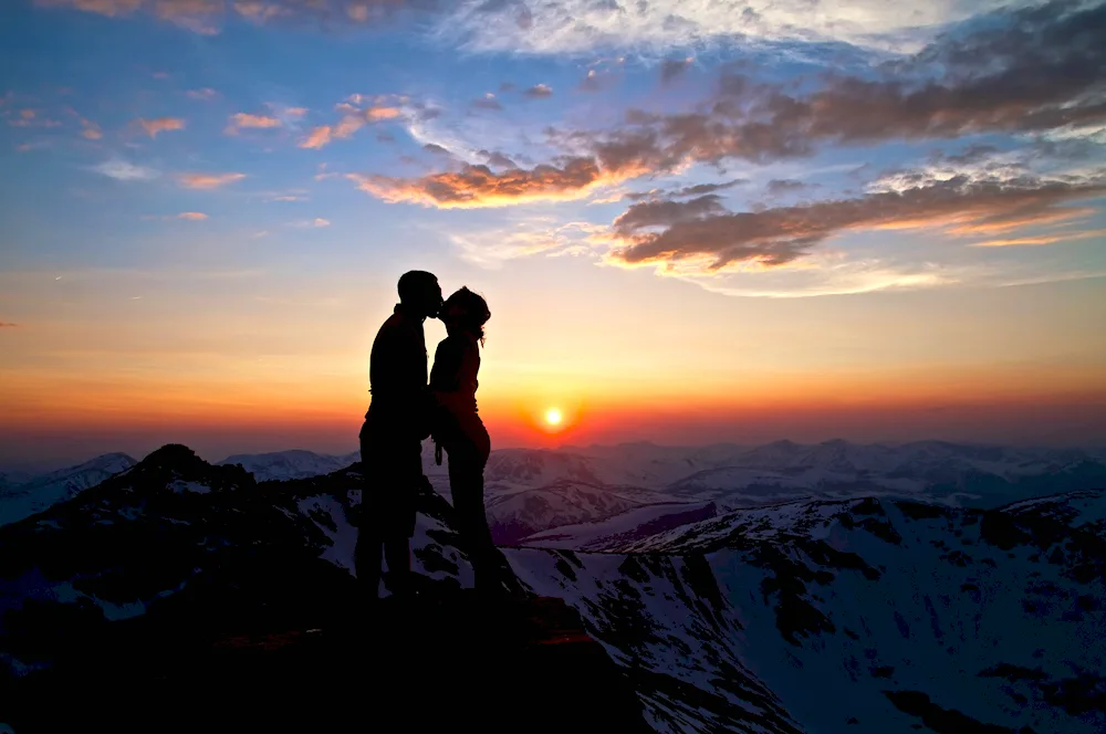 Silhouette lovers at sunset