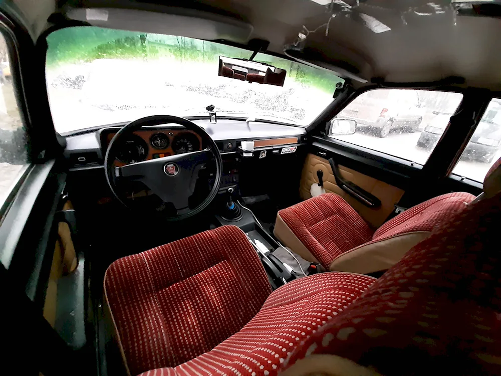 Volga GAZ 3102 saloon