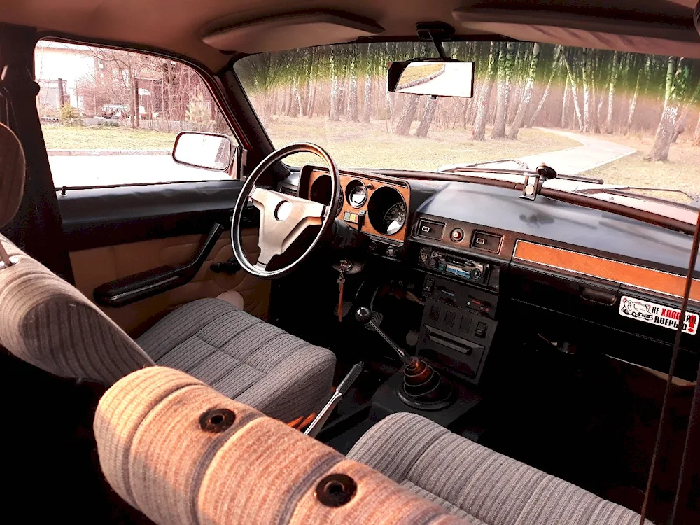 Volga GAZ 31029 saloon