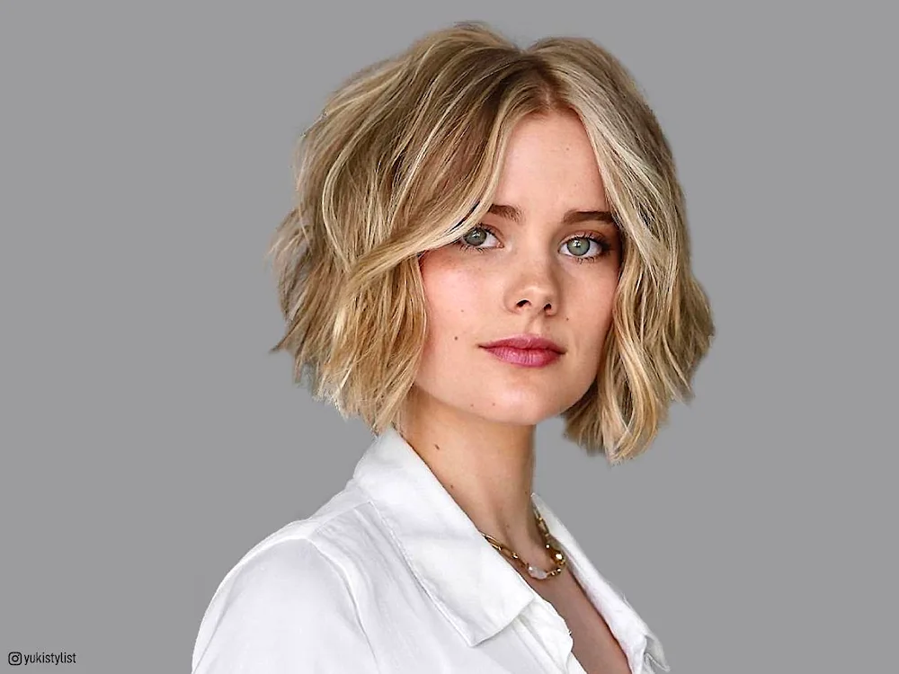 Wavy chin-length bob