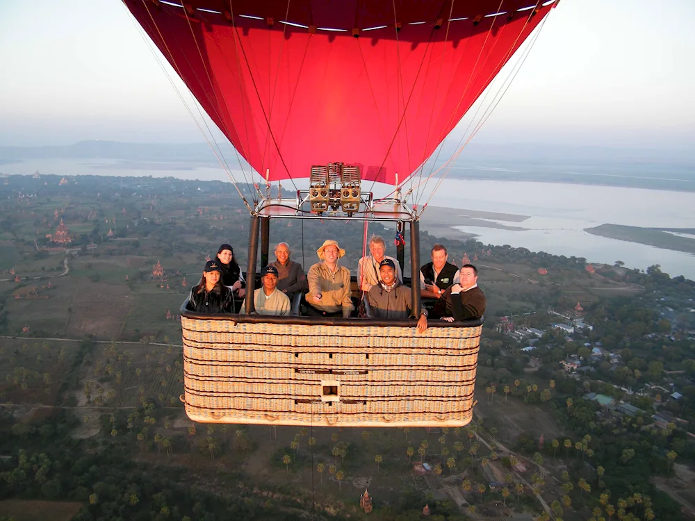 Balloon with basket