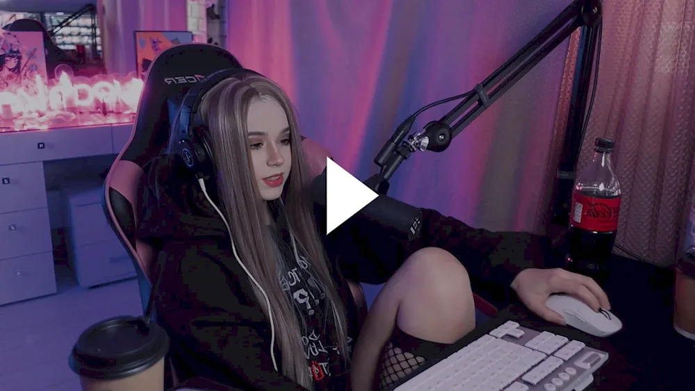 Poppy streamerKarina Sycheva 2023