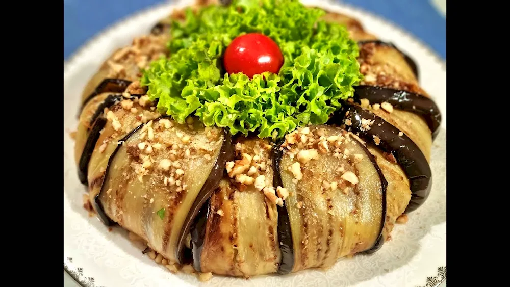 Warm salad with aubergines and tomatoes and cheese