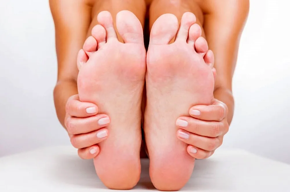 Girls‘ feet