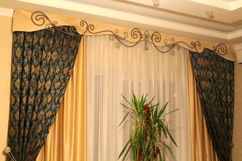 Top bandeau lambrequin for curtains